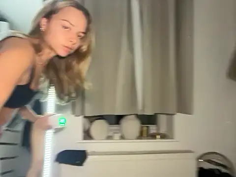 KayleeBella online show from November 10, 2025, 9:25 pm