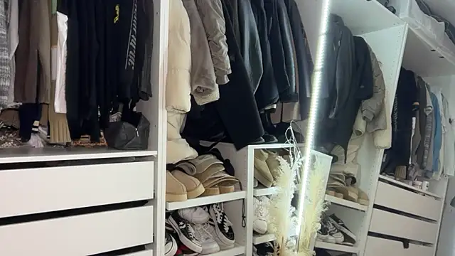 KayleeBella online show from November 11, 2025, 6:52 pm