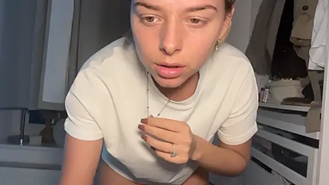 KayleeBella online show from November 30, 2025, 5:39 pm