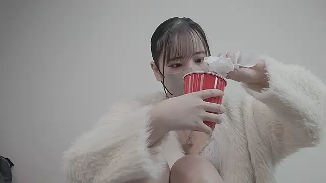 CocoaMilk18 online show from December 4, 2025, 12:47 pm