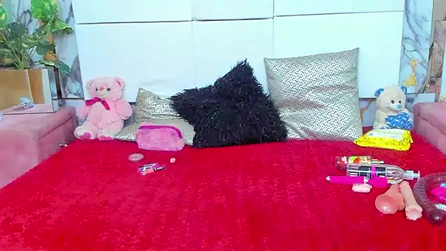 Snapshot of KloeANDbritany chatting on October 25, 2025, 2:35 pm KloeANDbritany online show from October 25, 2025, 2:35 pm