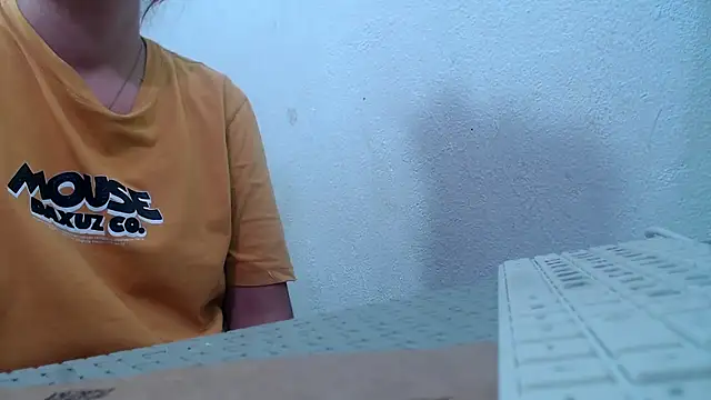 Snapshot of karamirror_ chatting on October 22, 2025, 3:40 am karamirror online show from October 22, 2025, 3:40 am