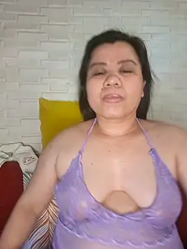 hotlyn45 online show from April 6, 2026, 6:14 am