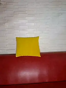 hotlyn45 online show from April 18, 2026, 6:17 am