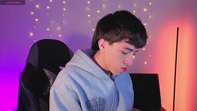 onlinenico online show from December 5, 2025, 8:05 pm