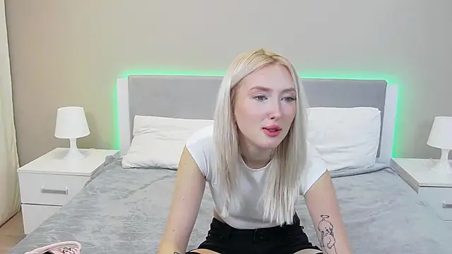 Snapshot of MarianeSun chatting on September 25, 2025, 4:05 am MarianeSun online show from September 25, 2025, 4:05 am