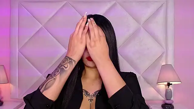 Miaa Smithh   online show from October 30, 2025, 12:28 pm