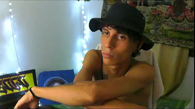 Snapshot of Crxxxsh chatting on September 10, 2025, 2:44 am Crxxxsh online show from September 10, 2025, 2:44 am