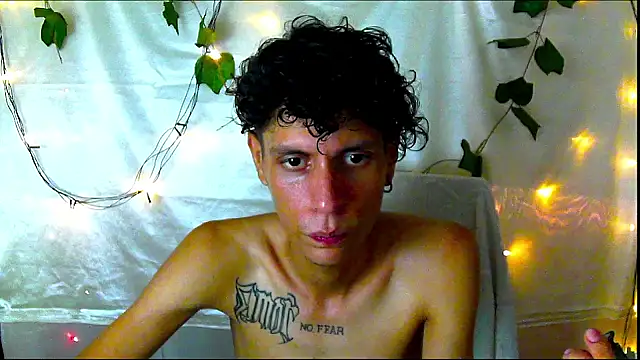 Snapshot of Crxxxsh chatting on September 18, 2025, 8:22 pm Crxxxsh online show from September 18, 2025, 8:22 pm