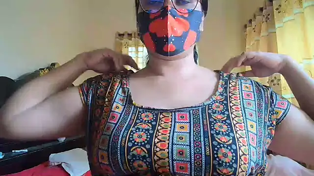 Snapshot of Elena_cruz5 chatting on July 7, 2026, 3:53 am Elena cruz5 online show from July 7, 2026, 3:53 am