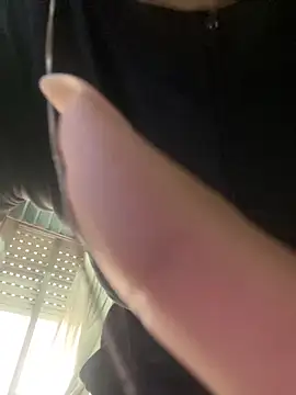 lulizoee online show from September 17, 2025, 6:42 pm