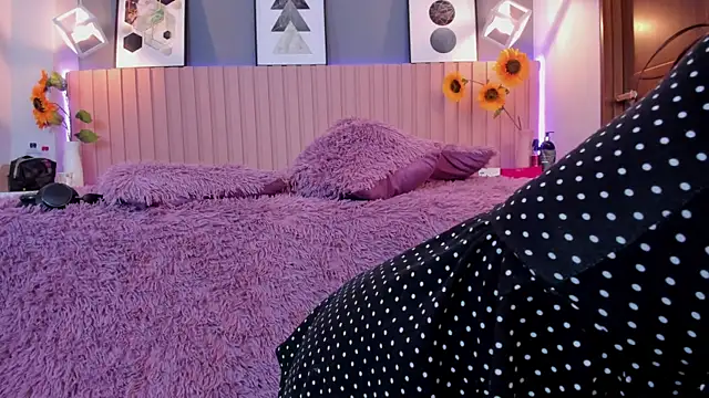 Nina Ford online show from April 22, 2026, 2:47 am