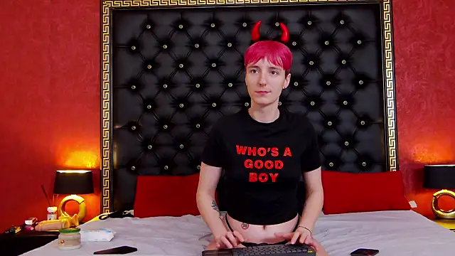 Luna Devil  online show from February 12, 2026, 8:37 pm