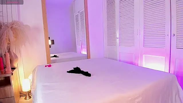 ALICESANDOVAL online show from April 17, 2026, 11:57 am