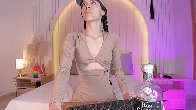 ALICESANDOVAL online show from April 24, 2026, 11:23 am