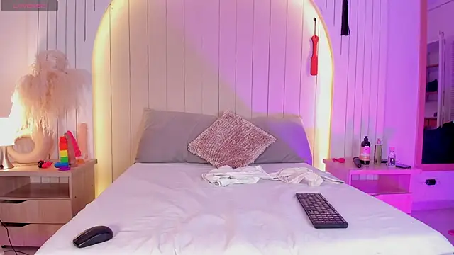 ALICESANDOVAL online show from April 25, 2026, 11:24 am