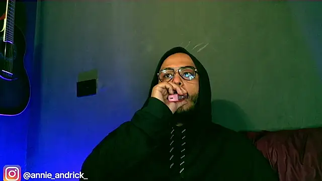  leda swan  online show from October 10, 2025, 1:21 pm