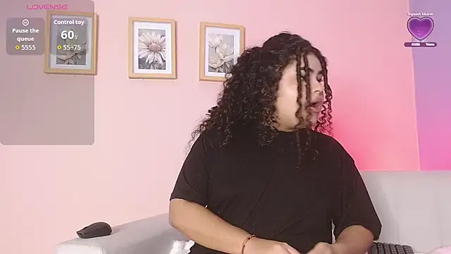 lourdes moon22 online show from October 3, 2025, 12:57 pm