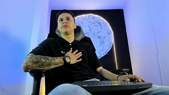 liaamsmiith  online show from November 7, 2025, 11:54 am