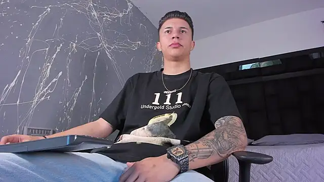 liaamsmiith  online show from November 17, 2025, 12:11 pm