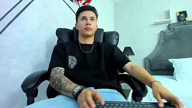 liaamsmiith  online show from November 20, 2025, 12:27 pm