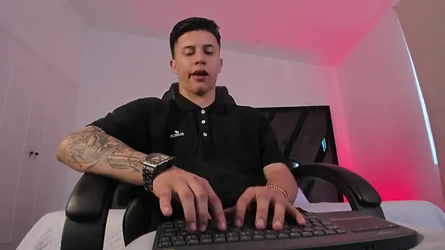 liaamsmiith  online show from December 1, 2025, 12:10 pm