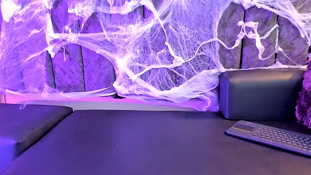 Snapshot of Rowan_Mills chatting on October 8, 2025, 8:17 pm Rowan Mills online show from October 8, 2025, 8:17 pm