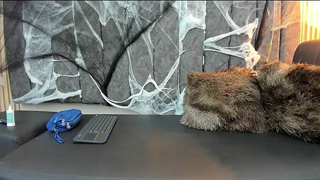 Snapshot of Rowan_Mills chatting on October 29, 2025, 8:54 pm Rowan Mills online show from October 29, 2025, 8:54 pm