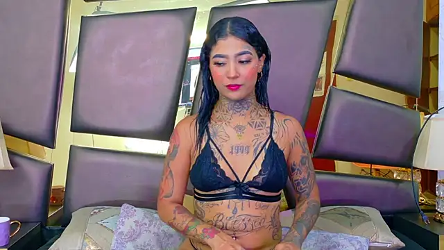 EmilieLake online show from December 4, 2025, 8:06 pm