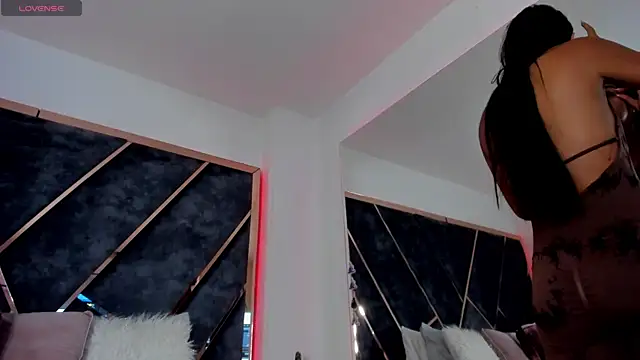 SusanaHenao online show from October 6, 2025, 6:49 pm