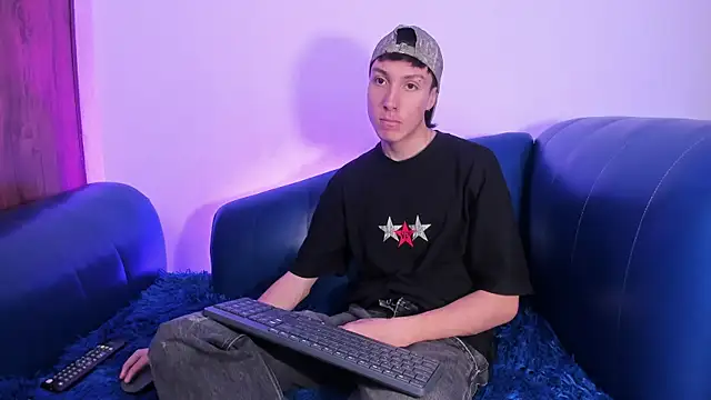 LittleDanny  online show from April 21, 2026, 3:39 pm