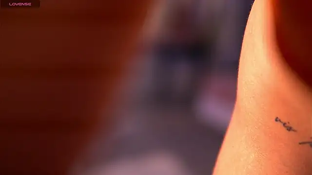 ElaraShine online show from December 5, 2025, 8:05 pm