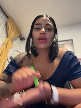Snapshot of AlannaEvons chatting on April 21, 2026, 1:42 am AlannaEvons online show from April 21, 2026, 1:42 am