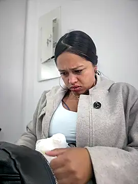 Snapshot of -Mia1 chatting on December 15, 2025, 12:31 pm -Mia1 online show from December 15, 2025, 12:31 pm