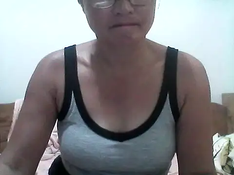 nathalie0045 online show from April 6, 2026, 5:08 am