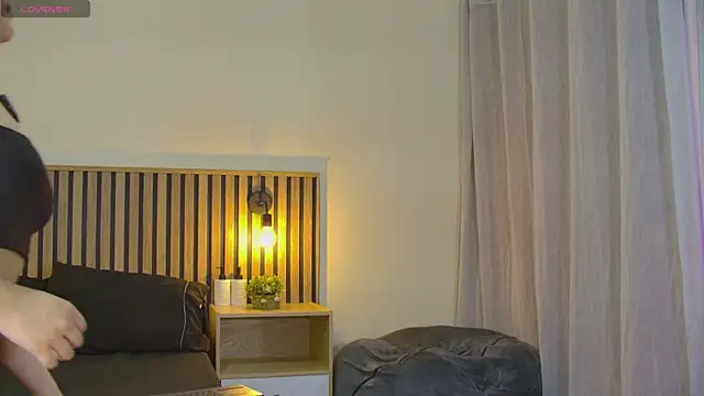 emma morales  online show from November 24, 2025, 11:54 am