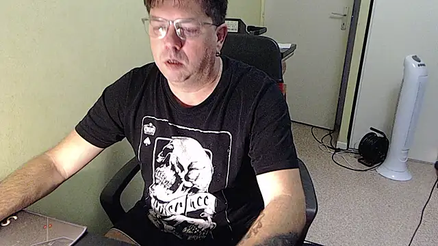 blueandwhite1 online show from November 11, 2025, 8:25 am