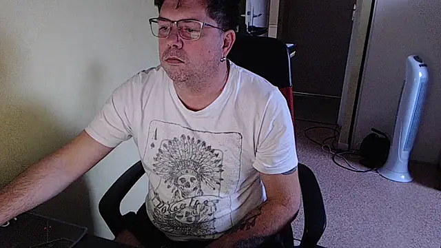 blueandwhite1 online show from November 13, 2025, 3:55 pm