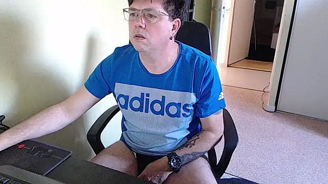 blueandwhite1 online show from February 24, 2026, 3:32 pm