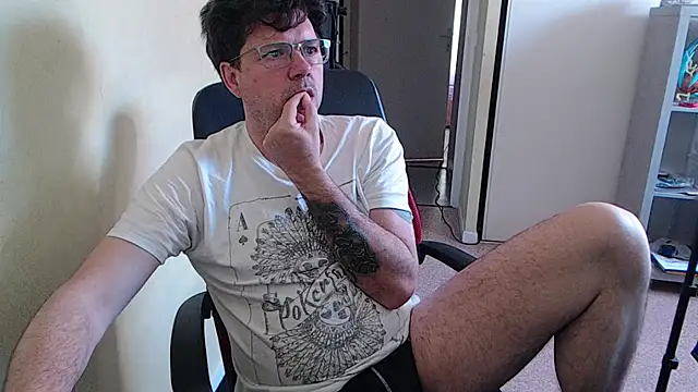 blueandwhite1 online show from April 14, 2026, 7:03 am