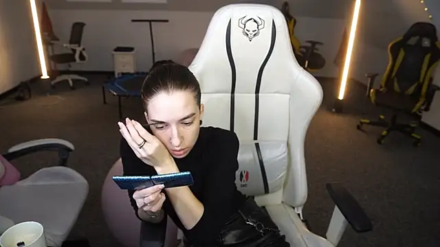 Snapshot of _Lili_054 chatting on October 9, 2025, 10:24 am Lili 054 online show from October 9, 2025, 10:24 am