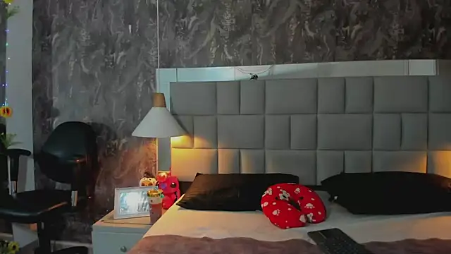 yiyisandoval online show from February 8, 2026, 7:28 pm