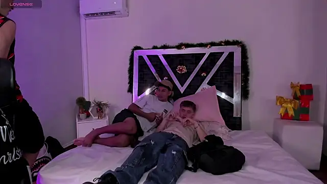 Handsomeboyss19 online show from December 17, 2025, 1:55 am