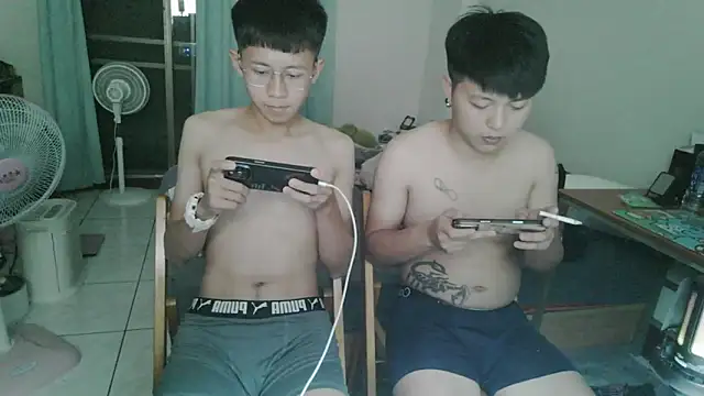 zhu000000 online show from April 19, 2026, 2:38 pm