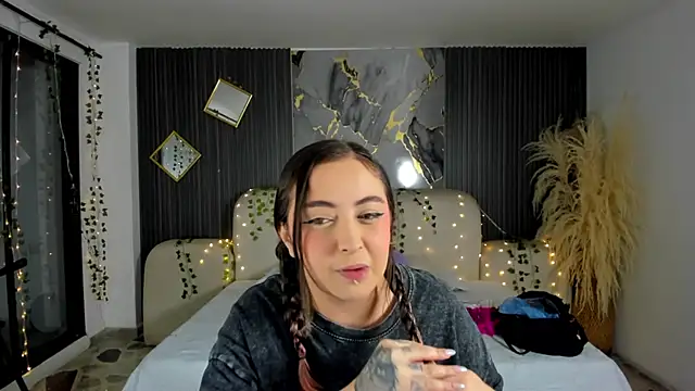 SarahCastro1  online show from January 8, 2026, 4:04 am