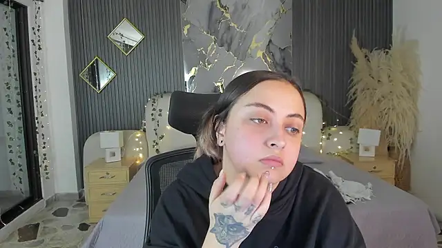 SarahCastro1  online show from February 19, 2026, 4:08 am