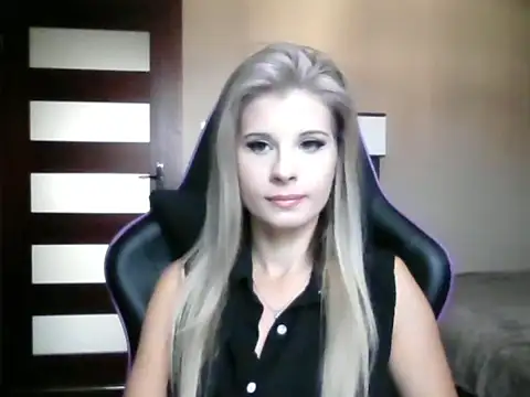 Snapshot of KristineGlow chatting on September 17, 2025, 6:15 am KristineGlow online show from September 17, 2025, 6:15 am