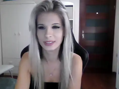 Snapshot of KristineGlow chatting on September 24, 2025, 8:23 pm KristineGlow online show from September 24, 2025, 8:23 pm