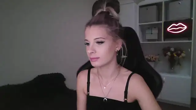 Snapshot of KristineGlow chatting on October 13, 2025, 2:06 pm KristineGlow online show from October 13, 2025, 2:06 pm