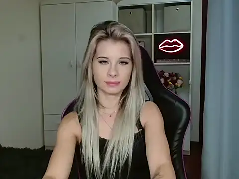 Snapshot of KristineGlow chatting on October 14, 2025, 6:20 pm KristineGlow online show from October 14, 2025, 6:20 pm